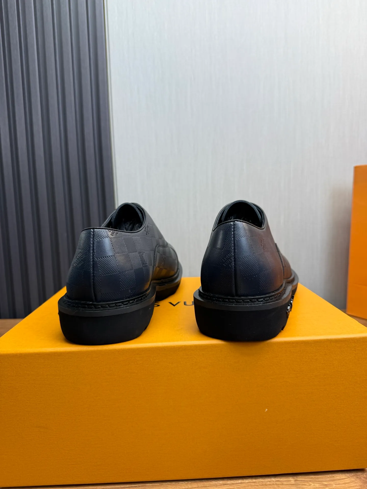 Men's shoes 💰900💰 LV. Men's casual lace-up leather shoes, the latest hot style 🔥 1:1 original purchase quality, top quality goods ⬆️The upper is imported open-edge beaded cowhide, cowhide, and cow suede. The hand-made three-dimensional stitching highlights the round toe design. The inner foot pads are all imported cowhide, with the original wear-resistant foam outsole, matching code 39-44, (38, 45 custom-made, non-refundable)